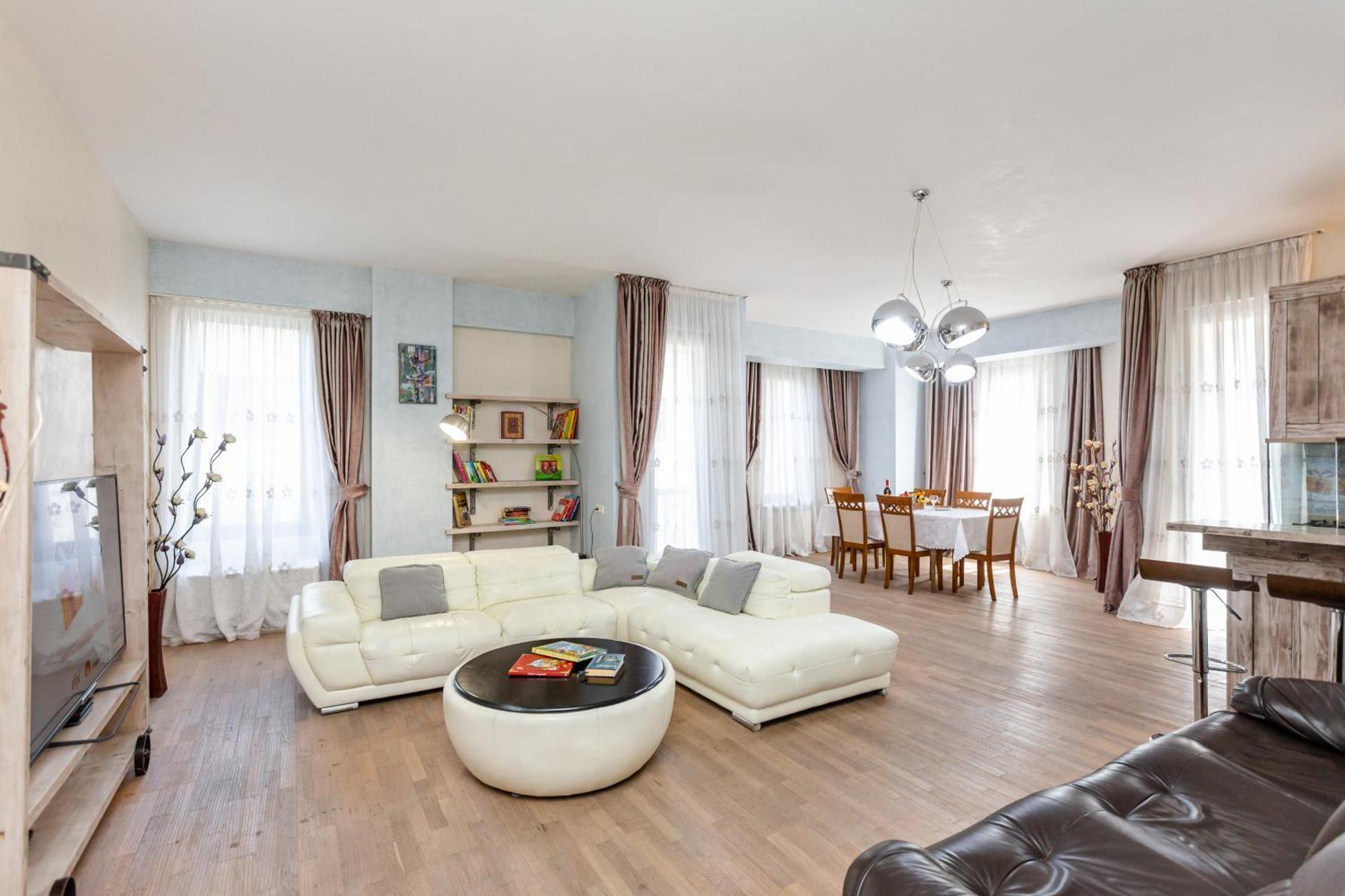 Serviced Apartment On Rustaveli Avenue 9 Tbilisi Esterno foto